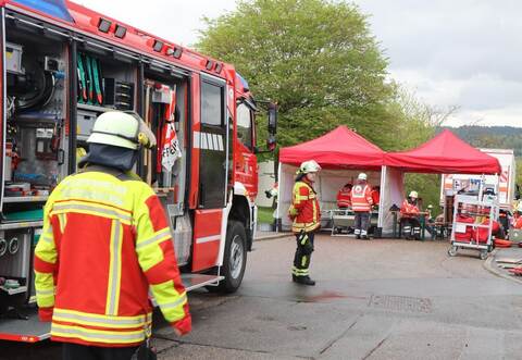 Das Zusammenspiel zwischen Feuerwehr und DRK Rettungsdienst funktionierte bei der sonntäglichen Alarmübung in Tiefenbronn problemlos.