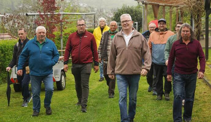 Zur Freude des Ersinger OGV-Vorsitzenden Stephan Kaufmann (Sechster von links) und des stellvertretenden Bilfinger Vorsitzenden Dieter Karg (rechts)haben sich Wanderer auf den Weg gemacht.