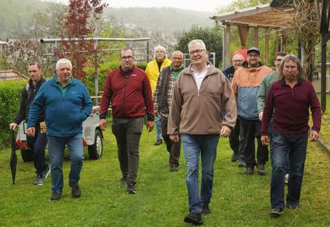 Zur Freude des Ersinger OGV-Vorsitzenden Stephan Kaufmann (Sechster von links) und des stellvertretenden Bilfinger Vorsitzenden Dieter Karg (rechts)haben sich Wanderer auf den Weg gemacht.