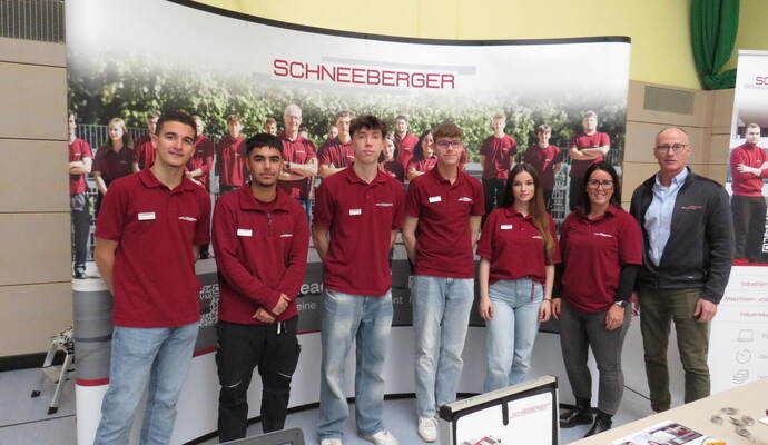 Vor kurzem drückten die fünf Auszubildenden (von links) noch selbst die Schulbank. Jasmin Eberle (Zweite von rechts) und Daniel Hummel betreuen die Auszubildenden.