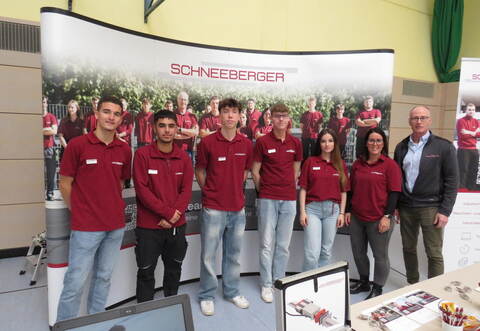 Vor kurzem drückten die fünf Auszubildenden (von links) noch selbst die Schulbank. Jasmin Eberle (Zweite von rechts) und Daniel Hummel betreuen die Auszubildenden.