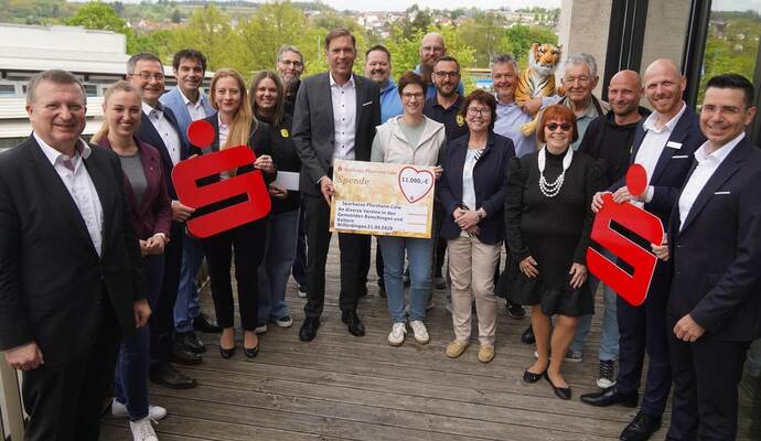 Auf dem Balkon des neuen Remchinger Rathauses überreichen Vorstandsvorsitzender Sven Eisele (Mitte, am Scheck) und seine Kollegen die Spenden an die Vertreter der Vereine, sehr zur Freude der Rathauschefs Julia Wieland (Zweite von links) und Steffen Bochinger (Vierter von links).