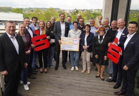 Auf dem Balkon des neuen Remchinger Rathauses überreichen Vorstandsvorsitzender Sven Eisele (Mitte, am Scheck) und seine Kollegen die Spenden an die Vertreter der Vereine, sehr zur Freude der Rathauschefs Julia Wieland (Zweite von links) und Steffen Bochinger (Vierter von links).