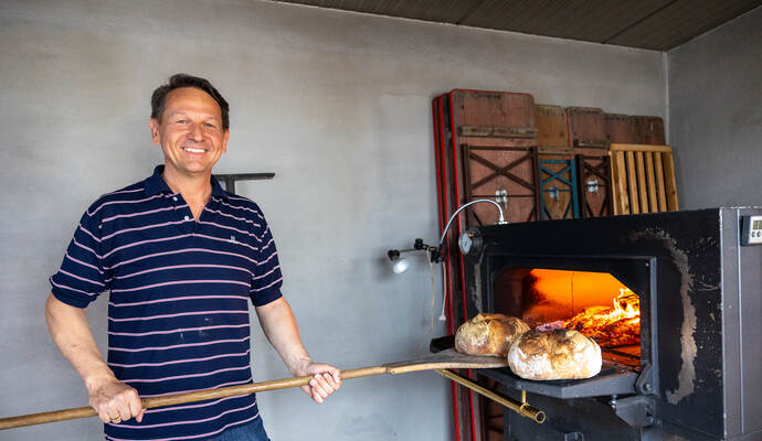 Hinterm Ortsschild Eisingen Brotbacken