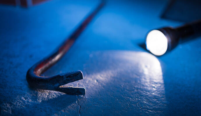 Symbolbild Einbruch, Taschenlampe mit Brechstange