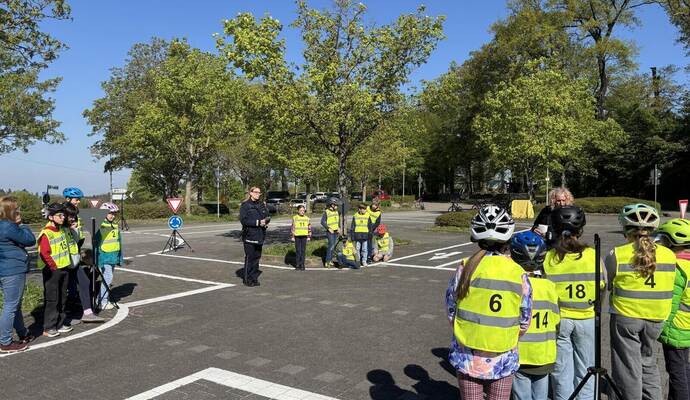 Bevor es aufs Fahrrad geht, werden mögliche Szenarien besprochen.