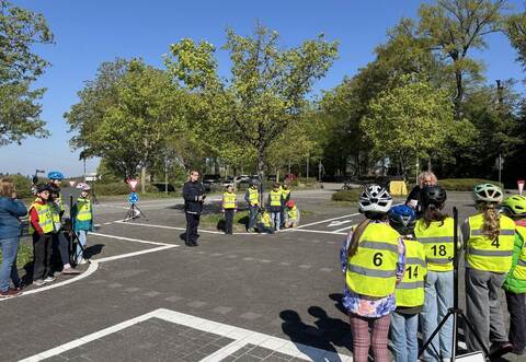 Bevor es aufs Fahrrad geht, werden mögliche Szenarien besprochen.