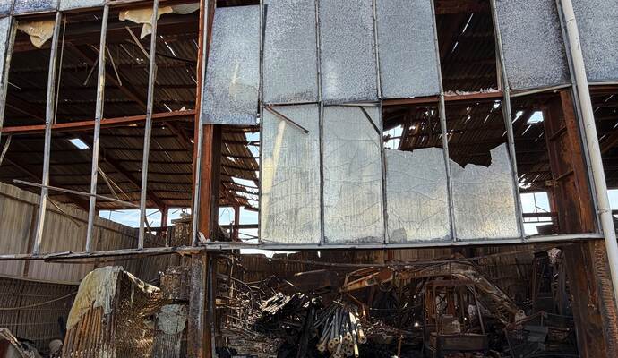 Blick in die ausgebrannte Lagerhalle: Baugeräte, ein Bagger und gelagertes Material des Bauunternehmens Buck wurden zerstört.
