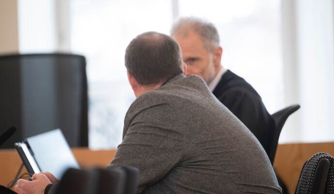 Auftakt im Prozess gegen Autofahrer nach Unfall mit drei Toten