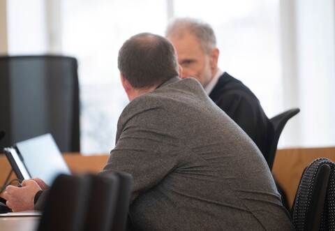 Auftakt im Prozess gegen Autofahrer nach Unfall mit drei Toten