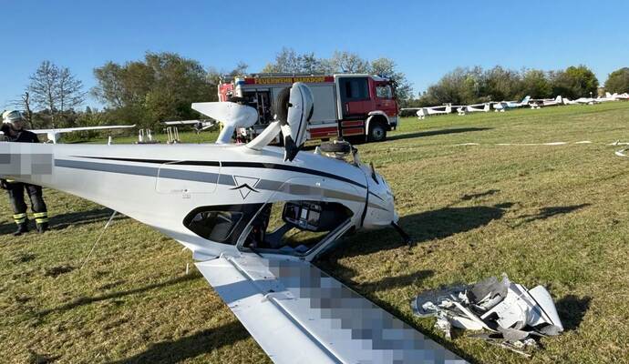 Kleinflugzeug überschlägt sich bei Landung - zwei Verletzte