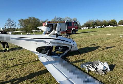 Kleinflugzeug überschlägt sich bei Landung - zwei Verletzte