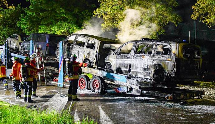 Autotransporter brennt – Polizei geht von Brandstiftung aus