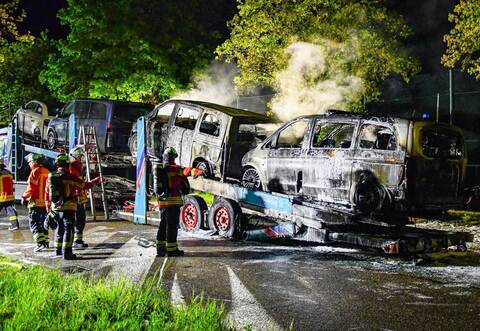 Autotransporter brennt – Polizei geht von Brandstiftung aus