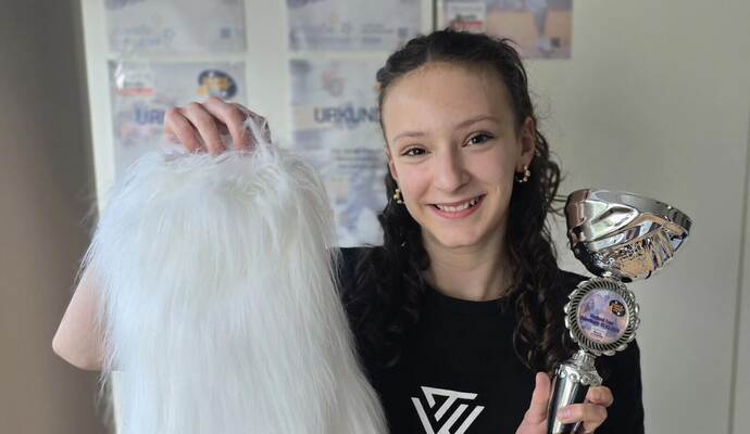 Stolz präsentiert Amelie ihre jüngste Errungenschaft, einen Pokal für den dritten Platz, der zudem ihre Fahrkarte für die Deutsche Meisterschaft ist. Am Samstag steht der nächste Contest in Karlsbad-Auerbach an.
