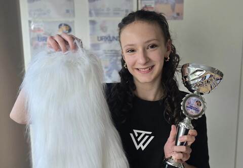 Stolz präsentiert Amelie ihre jüngste Errungenschaft, einen Pokal für den dritten Platz, der zudem ihre Fahrkarte für die Deutsche Meisterschaft ist. Am Samstag steht der nächste Contest in Karlsbad-Auerbach an.