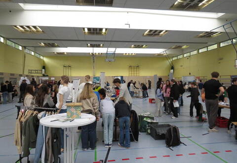 Reges Interesse der Jugendlichen herrschte an den verschiedenen Firmen- und Betriebsständen.