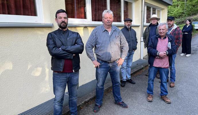 Gardinen zugezogen: Wütende Bürger warteten eine Stunde darauf, von Bürgermeister Aaron Treut wieder in die Gemeinderatssitzung eingelassen zu werden.