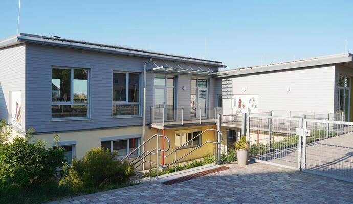 Der Standort des evangelischen Kindergartens in der Ortsmitte heißt „Haus Regenbogen“. Auch dort soll künftig alles beim Alten bleiben.