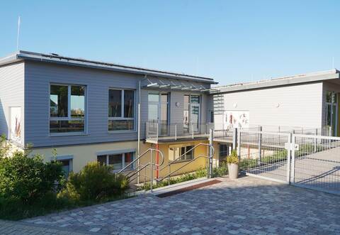 Der Standort des evangelischen Kindergartens in der Ortsmitte heißt „Haus Regenbogen“. Auch dort soll künftig alles beim Alten bleiben.