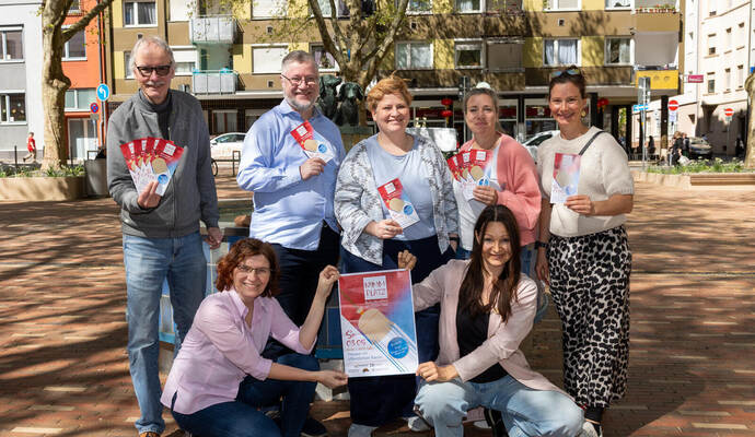 Die Kulturschaffenden der Sektion Darstellendes Spiel um Raphael Mürrle (von links/Figurentheater Brötzingen), Sektionssprecherin Tina Züscher, Andreas Frane (Schauspieldirektor Theater Pforzheim), Swantje Willems (Leiterin Junges Theater/Stadttheater), Marie Kunt (Kupferdächle), Silke Karl (Theater vis-à-vis) und Berenike Felger (Kindertheater Straubenhardt) freuen sich auf das Kulturspielfest am 3. Mai auf dem Pfälzerplatz unter dem Motto „Nimm Platz“.