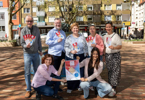 Die Kulturschaffenden der Sektion Darstellendes Spiel um Raphael Mürrle (von links/Figurentheater Brötzingen), Sektionssprecherin Tina Züscher, Andreas Frane (Schauspieldirektor Theater Pforzheim), Swantje Willems (Leiterin Junges Theater/Stadttheater), Marie Kunt (Kupferdächle), Silke Karl (Theater vis-à-vis) und Berenike Felger (Kindertheater Straubenhardt) freuen sich auf das Kulturspielfest am 3. Mai auf dem Pfälzerplatz unter dem Motto „Nimm Platz“.