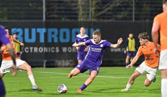 0:2 ging das Derby für Florian Krajinovic (am Ball) und Co. verloren. Nun soll gegen den Tabellennachbarn Oberachern wieder ein Sieg her.