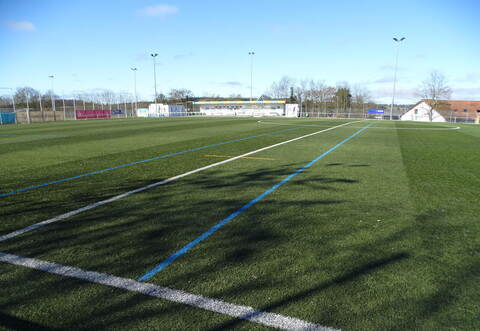 Der Stein des Anstoßes: Der Kunstrasenplatz des FC Nöttingen braucht eine Sanierung. Über eine mögliche Vereinsförderung durch die Gemeinde ist am Donnerstagabend im Gemeinderat gestritten worden.