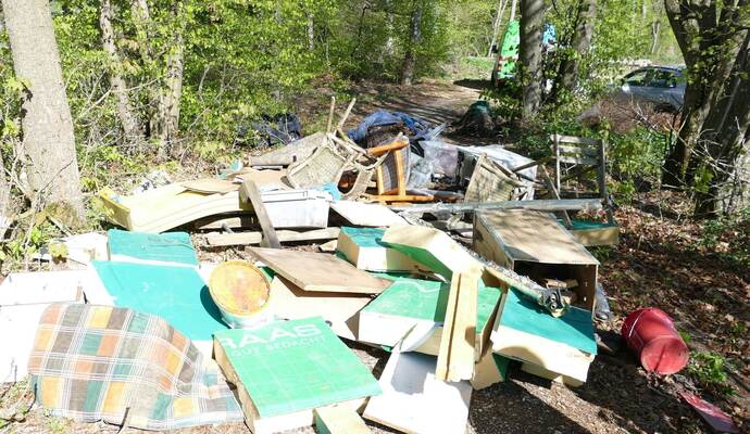 Müll im Wald entsorgt