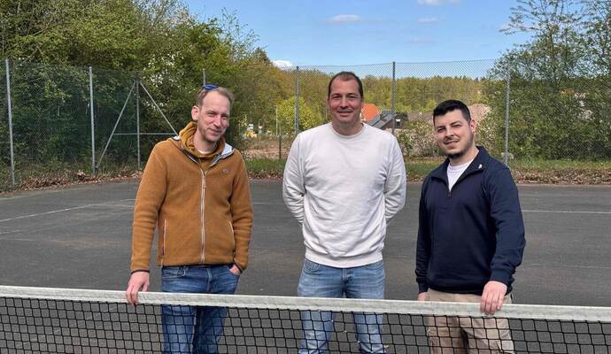 Michael Kranz und Patrick Helmle (von links) vom Skiverein Neuenbürg zeigen Maximo Gonzalez von den Stadtwerken Pforzheim den alten Betonplatz.
