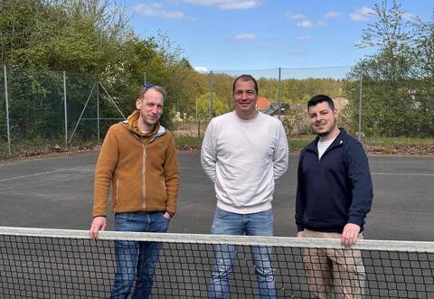 Michael Kranz und Patrick Helmle (von links) vom Skiverein Neuenbürg zeigen Maximo Gonzalez von den Stadtwerken Pforzheim den alten Betonplatz.