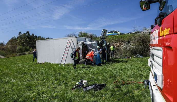 Lastwagen kommt von Bundesstraße ab – Vollsperrung