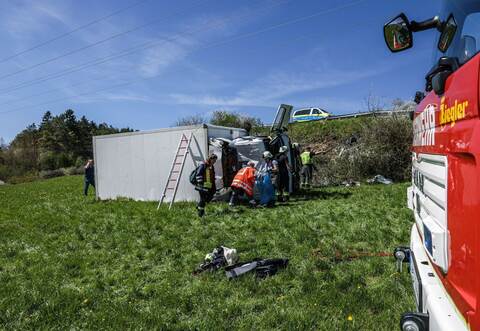 Lastwagen kommt von Bundesstraße ab – Vollsperrung