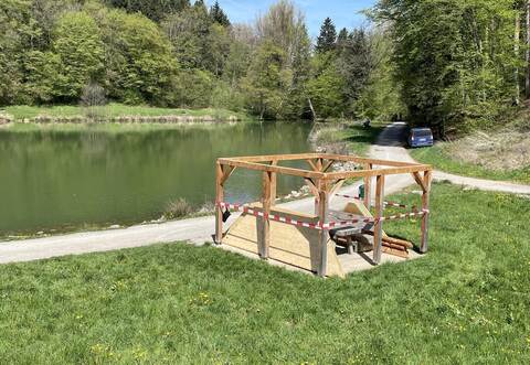 Das Dach ist am Freitag schon weg: Der Unterstand am Paulinensee in Mönsheim wird abgebaut. Er ist widerrechtlich dort errichtet worden. Das Landratsamt Enzkreis hatte dessen Entfernung gefordert.  Gundel
