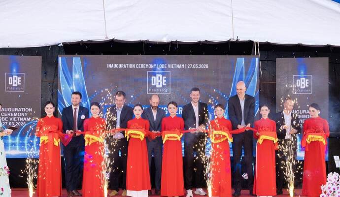 Feierliche Eröffnung (von links): Christopher Scholl, Stellvertretender Generalkonsul, Erik Schäfer (Erik Schäfer Consultant), OBE-Geschäftsführer Peter Specht, Lukas Gross, Direktor OBE Vietnam, Oliver Stiegen, Geschäftsführer OBE und Rechtsanwalt Tim Holtorf.