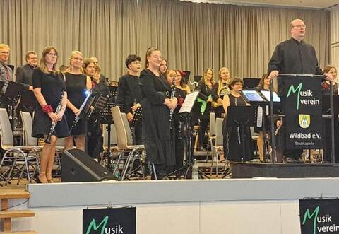 Begeisterten in der Trinkhalle: die Musikerinnen und Musiker der Stadtkapelle Wildbad.  Metzler