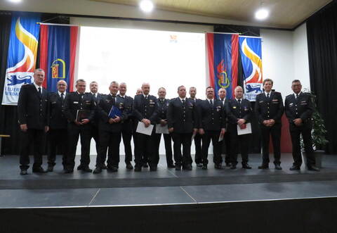 Die zu ehrenden Feuerwehrleute bei der Hauptversammlung des Kreisfeuerwehrverbands Calw in der Höfener Enzauenhalle. Ganz links Klaus Merz und Zweiter von rechts Markus Fritsch. Siebter von links Gerhard Wurster, der mit dem Deutschen Feuerwehrehrenkreuz in Gold ausgezeichnet wurde.
