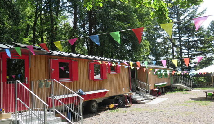 Oben am Berg ist der neue, tolle Waldkindergarten etabliert worden. Das Bild entstand bereits bei einer sommerlichen Projektbesichtigung mit der Verwaltung im zurückliegenden Jahr.