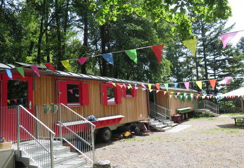 Oben am Berg ist der neue, tolle Waldkindergarten etabliert worden. Das Bild entstand bereits bei einer sommerlichen Projektbesichtigung mit der Verwaltung im zurückliegenden Jahr.