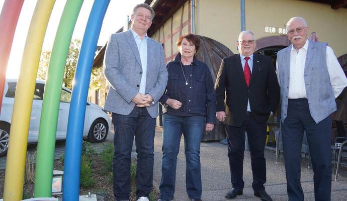 Bürgermeister Thomas Zeilmeier, die gute Seele des, Hauses Heide Ebel, Vorsitzender Karl-Ulrich Bürkle und Bürgermeister-Stellvertreter Wolfgang Ballarin (von links) freuen sich über das Jubiläum des Bürgerhaus-Trägervereins.