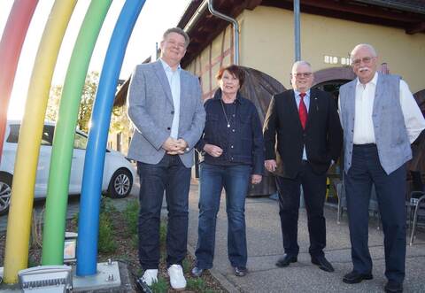 Bürgermeister Thomas Zeilmeier, die gute Seele des, Hauses Heide Ebel, Vorsitzender Karl-Ulrich Bürkle und Bürgermeister-Stellvertreter Wolfgang Ballarin (von links) freuen sich über das Jubiläum des Bürgerhaus-Trägervereins.