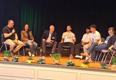 Wie Integration funktionieren kann, erläutern die Talkrundenteilnehmer unter der Moderation vonAK-Sprecher Tino Bayer (3. von links).