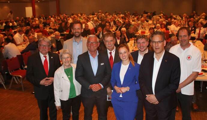 100 Jahre DRK Remchingen feiern in der Kulturhalle Kreisverbands-Präsident Wolfgang Kramer (von links), Landtagsabgeordnete Stefanie Seemann (Grüne), Landrat Bastian Rosenau, Innenminister Thomas Strobl (CDU), Ortsvereins-Vorsitzender Dieter Farr, Bürgermeisterin Julia Wieland, der künftige Landtagsabgeordnete Nico Gunzelmann (CDU), Landtagsabgeordneter Erik Schweickert (FDP) und Ortsvereins-Vize Fabian Farr.