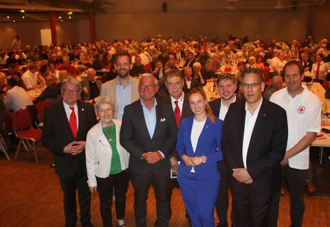 100 Jahre DRK Remchingen feiern in der Kulturhalle Kreisverbands-Präsident Wolfgang Kramer (von links), Landtagsabgeordnete Stefanie Seemann (Grüne), Landrat Bastian Rosenau, Innenminister Thomas Strobl (CDU), Ortsvereins-Vorsitzender Dieter Farr, Bürgermeisterin Julia Wieland, der künftige Landtagsabgeordnete Nico Gunzelmann (CDU), Landtagsabgeordneter Erik Schweickert (FDP) und Ortsvereins-Vize Fabian Farr.