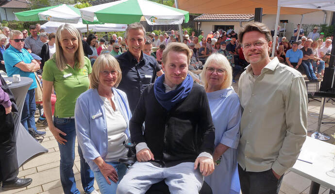 Stargast Samuel Koch (Mitte) ist mit Botschafter Klaus-André Eickhoff (rechts) zu Besuch in der Familienherberge.