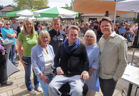 Stargast Samuel Koch (Mitte) ist mit Botschafter Klaus-André Eickhoff (rechts) zu Besuch in der Familienherberge.