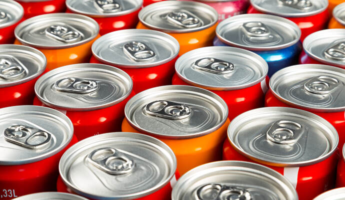 Der Dieb wollte mehrere Getränkedosen stehlen.