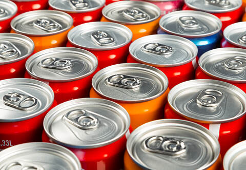 Der Dieb wollte mehrere Getränkedosen stehlen.