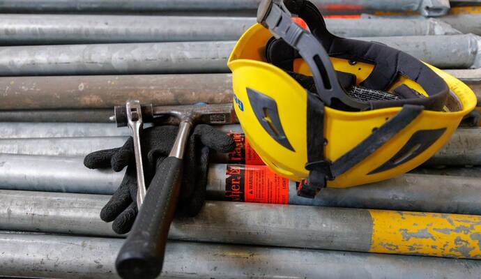 Werkzeug und Helm auf Baustelle