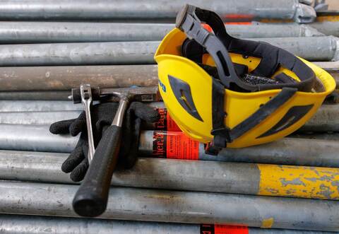 Werkzeug und Helm auf Baustelle